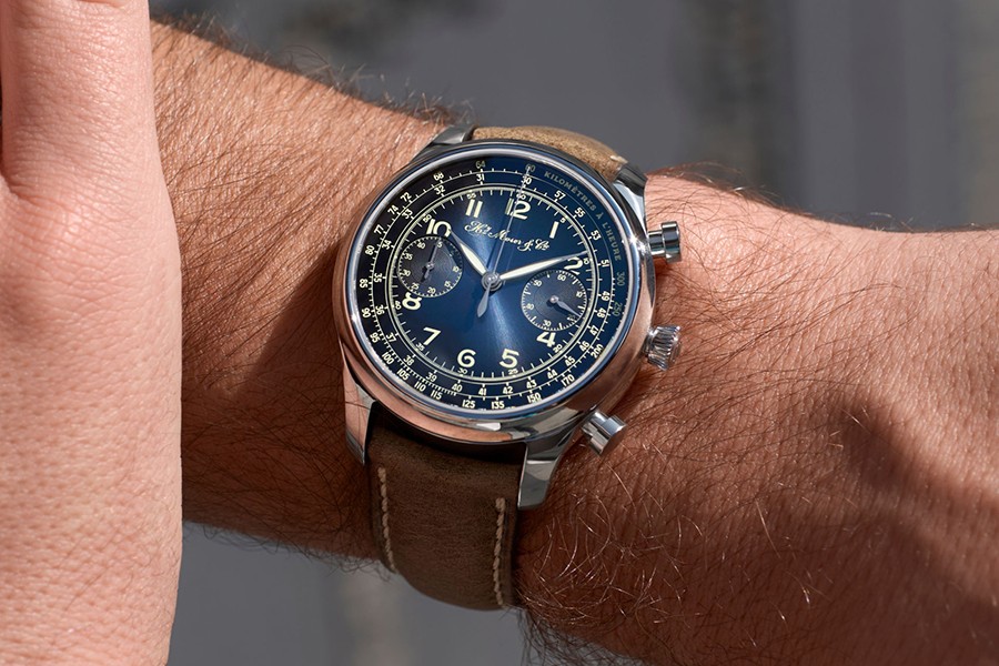 HMoser_Endeavour_Chronograph_Compax_HMoser_x_MassenaLab_ST_FunkyBlue__Wristshot_check_close.jpg