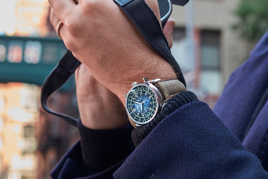 HMoser_Endeavour_Chronograph_Compax_HMoser_x_MassenaLab_ST_FunkyBlue__Wristshot_photo_close.jpg